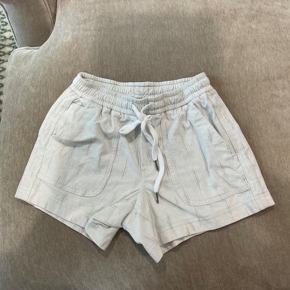 Athleta Pants - Athleta White and Grey Patterned Linen Mid-Rise Shorts Size 0